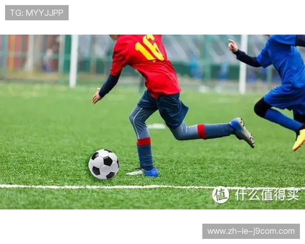 深入解析如何踢出足球中的飘忽不定落叶球技巧方法与训练要点全解 深入解析如何踢出足球中的飘忽不定落叶球技巧方法与训练要点全解